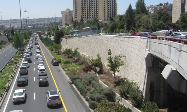"picture Jerusalem traffic", "photo traffic", "image cars Jerusalem"