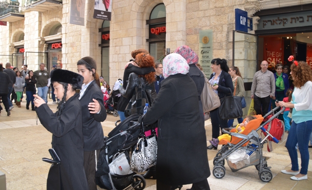 Purim in Jerusalem, costumes 
