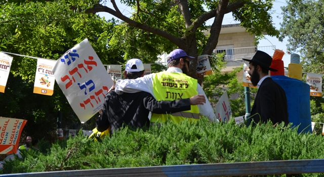 Chabad slogan to love all Jews, Jerusalem pictures, J Street